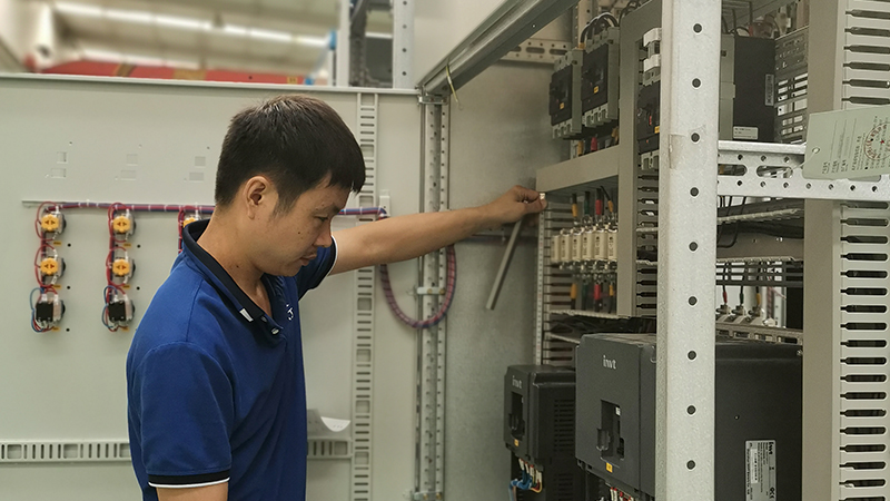 變頻柜車間生產(chǎn)