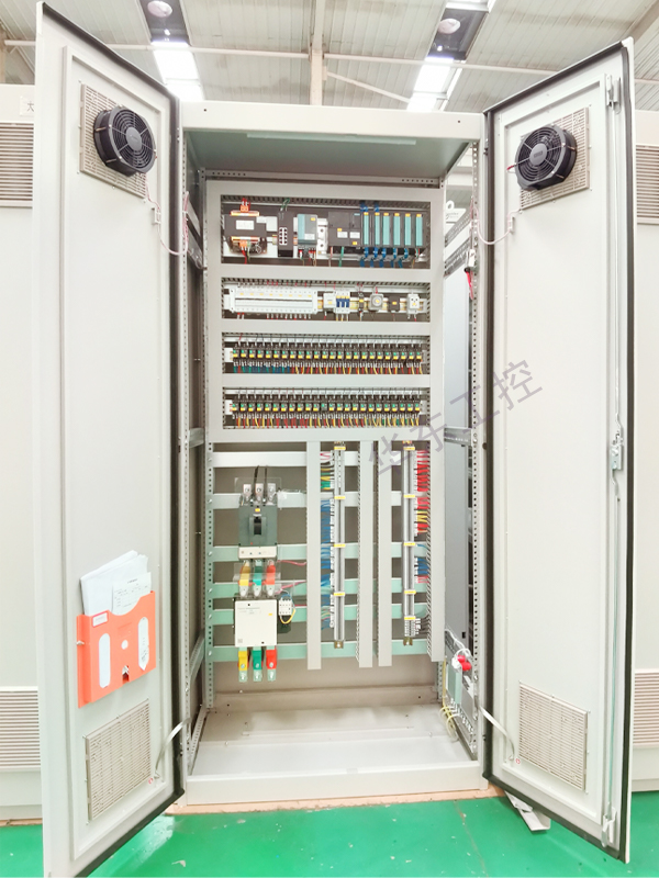 電氣控制柜內(nèi)部細(xì)節(jié)展示