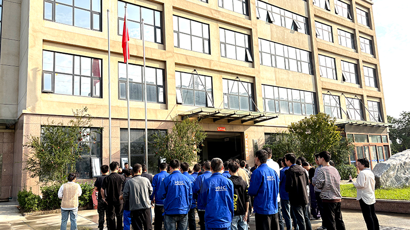 紅旗飄揚(yáng)迎國慶，凝心聚力譜新篇 | 華東工控隆重舉行慶祝新中國成立76周年升旗儀式