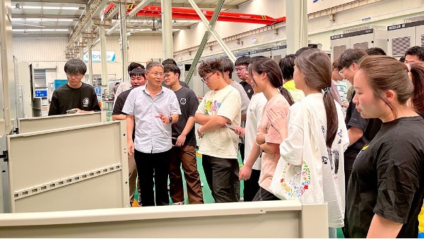 華東工控熱烈歡迎中原工學院中原彼得堡航空學院學生參觀實踐