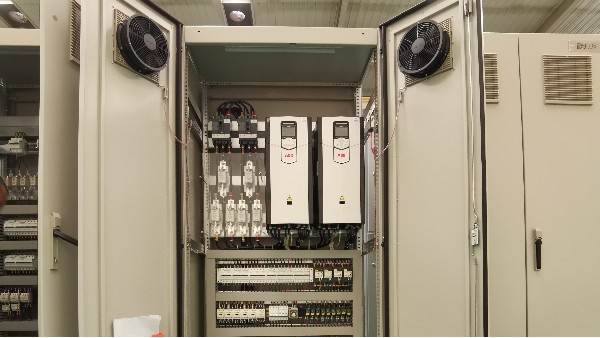 變頻控制柜賦能多領(lǐng)域高效運行的智能解決方案